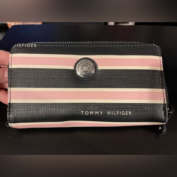 Tommy Hilfiger Wallet! - Picture 1 of 5